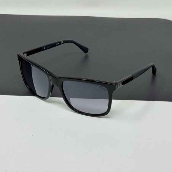 Guess GU6861 01C Clear Square Smoke Gradient 58-18-140 Unisex Adults Sunglasses - Picture 1 of 11